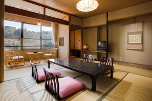 Desk, blackout drapes, free WiFi - Ryotei Yamanoi (Matsue)