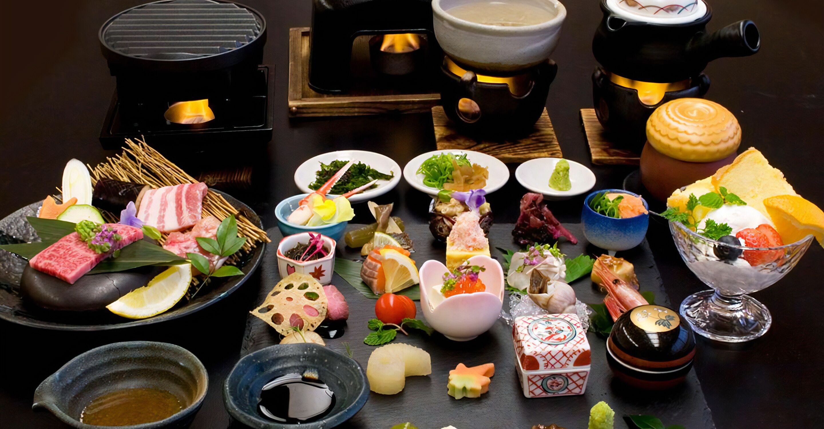 Una variedad de platos y bebidas japoneses dispuestos sobre una mesa.