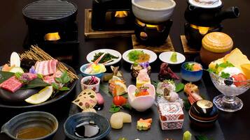 Una variedad de platos y bebidas japoneses dispuestos sobre una mesa.