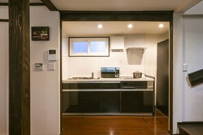 傳統獨棟房屋 (Japanese Style) | 私人廚房 | 電冰箱、微波爐、爐台、義式濃縮咖啡機