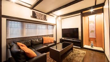 Traditioneel huis (Japanese Style) | Woonruimte | Een flatscreentelevisie en een videogameconsole