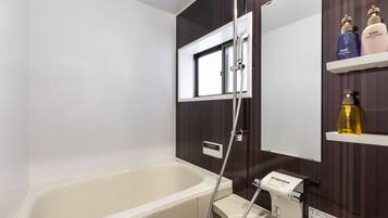 Traditioneel huis (Japanese Style) | Badkamer | Een aparte badkuip en douche, gratis toiletartikelen, een haardroger