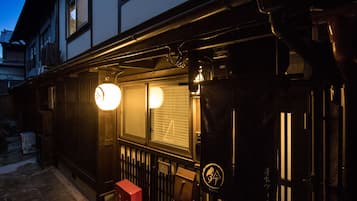 Voorkant accommodatie - avond/nacht