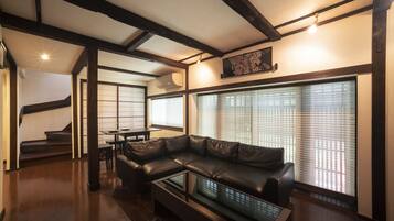 Traditioneel huis (Japanese Style) | Woonruimte | Een flatscreentelevisie en een videogameconsole