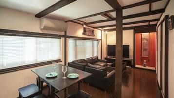 Traditioneel huis (Japanese Style) | Woonruimte | Een flatscreentelevisie en een videogameconsole