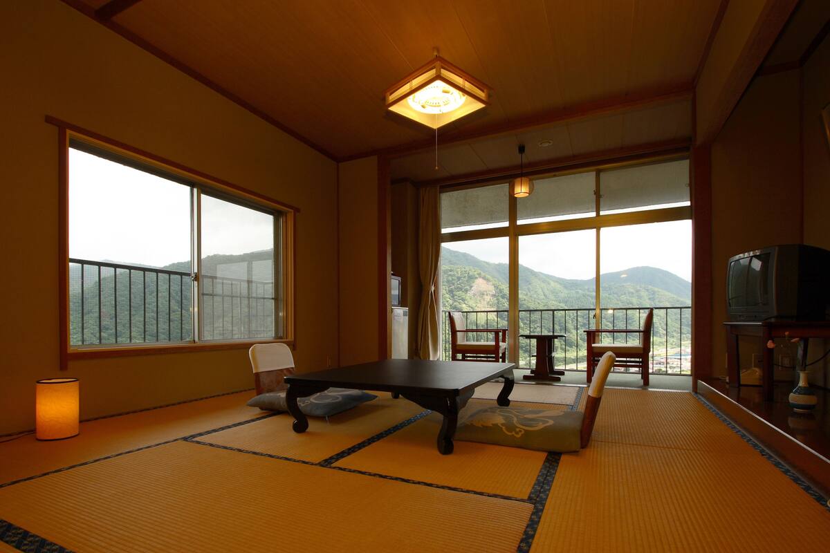 Tradisjonelt rom, fjellutsikt (Japanese Style, East) | Safe på rommet, lydisolert, wi-fi (inkludert) og sengetøy