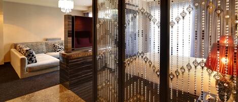 Executive-Zimmer, 1 Queen-Bett, Balkon | Hochwertige Bettwaren, Daunenbettdecken, Verdunkelungsvorhänge