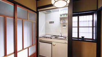 Maison Traditionnelle (Japanese Style) | Coin cuisine privé | Réfrigérateur, cafetière/bouilloire, bouilloire électrique