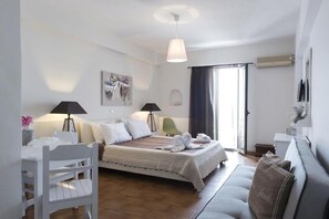 Tweepersoonskamer, uitzicht op zee | Een minibar, geluiddichte muren, een strijkplank/strijkijzer