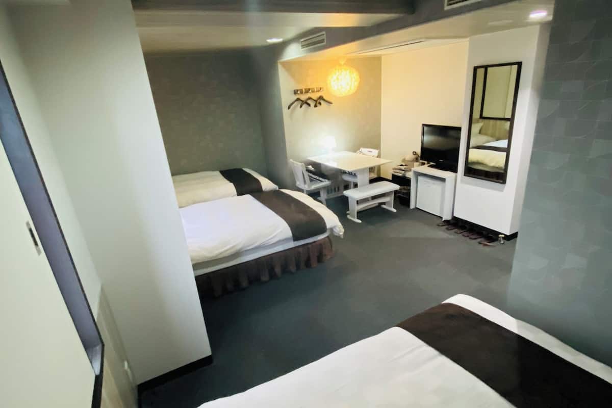 Chambre Triple, fumeurs | 1 chambre, bureau, Wi-Fi gratuit