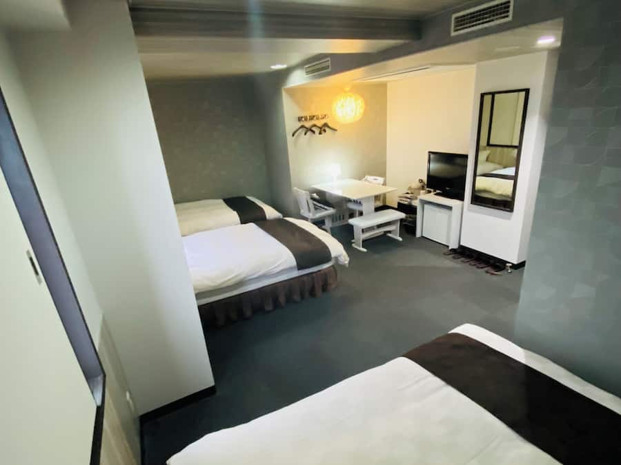 Habitación triple, fumadores | Escritorio y wifi gratis