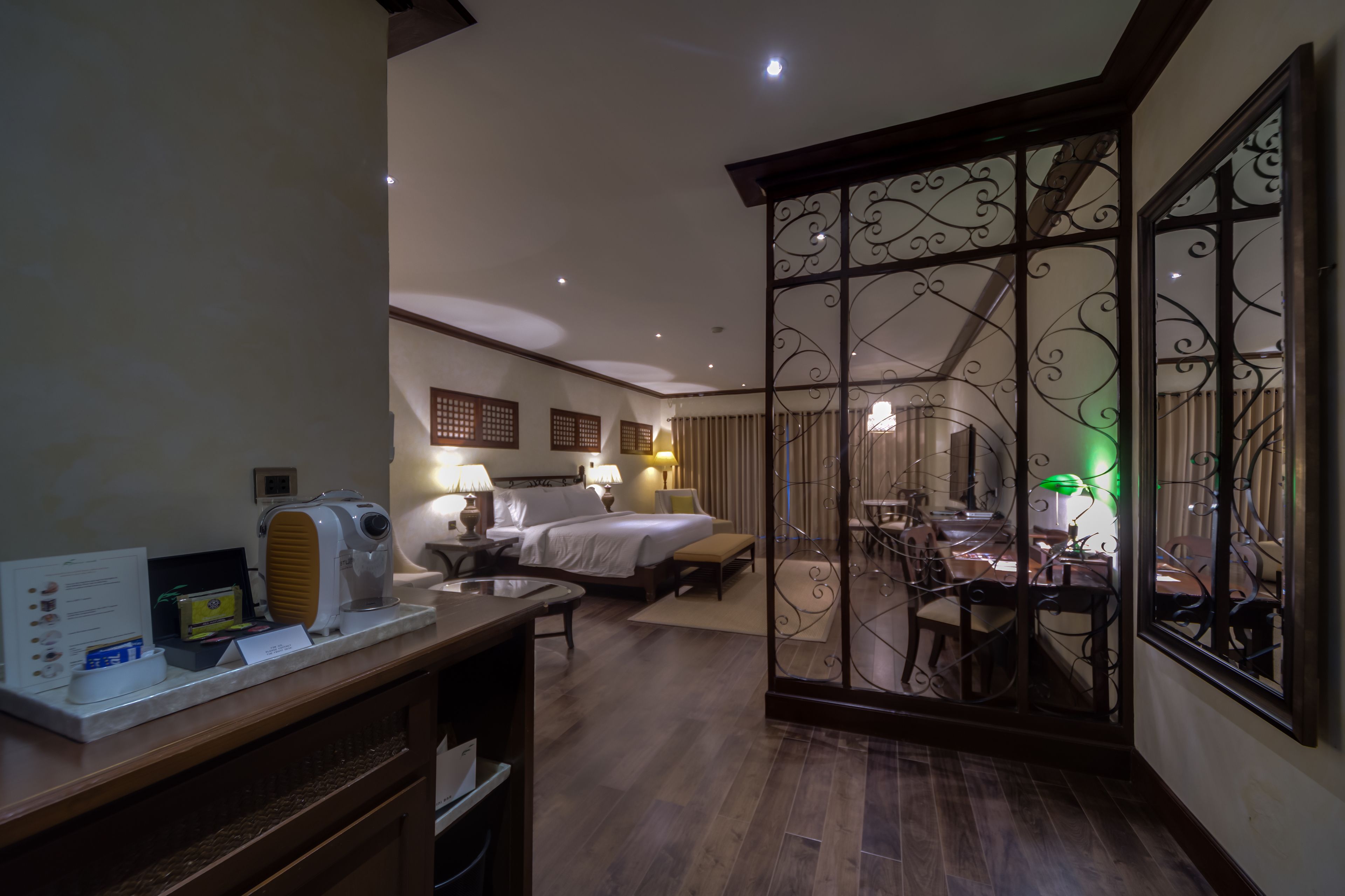 executive suite | hypo-allergenic bedding, minibar, in-room safe, desk