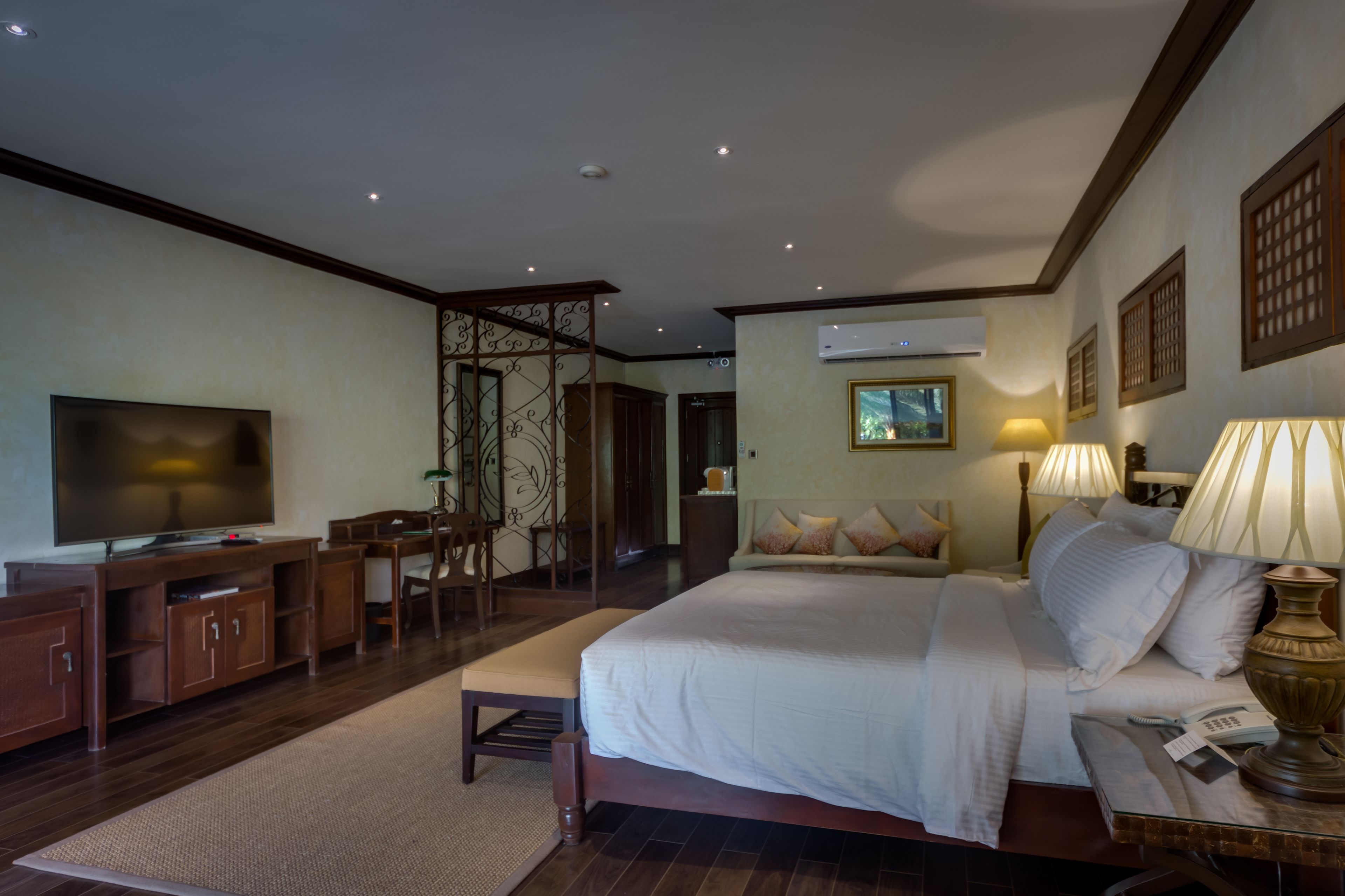 executive suite | hypo-allergenic bedding, minibar, in-room safe, desk