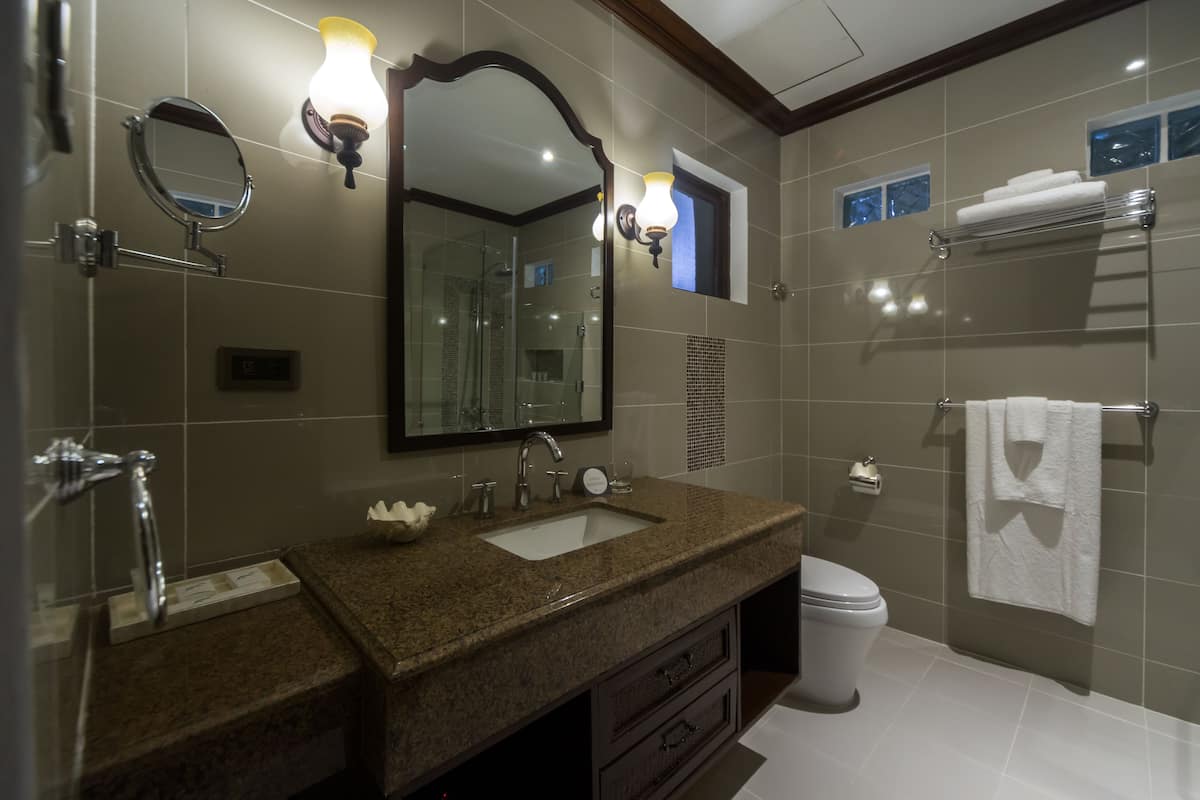 executive suite | bathroom | shower, rainfall showerhead, free toiletries, bathrobes