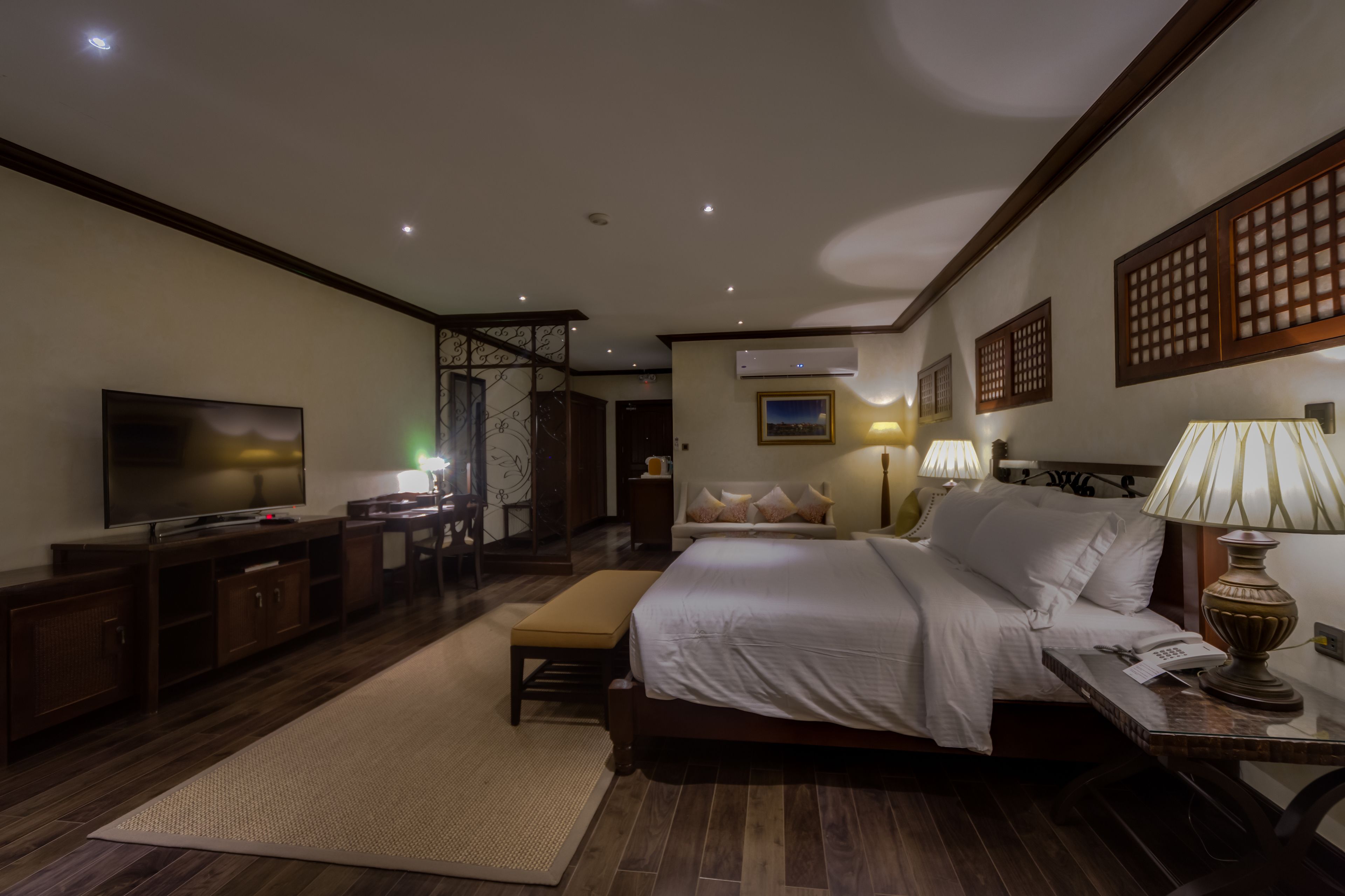 executive suite | hypo-allergenic bedding, minibar, in-room safe, desk