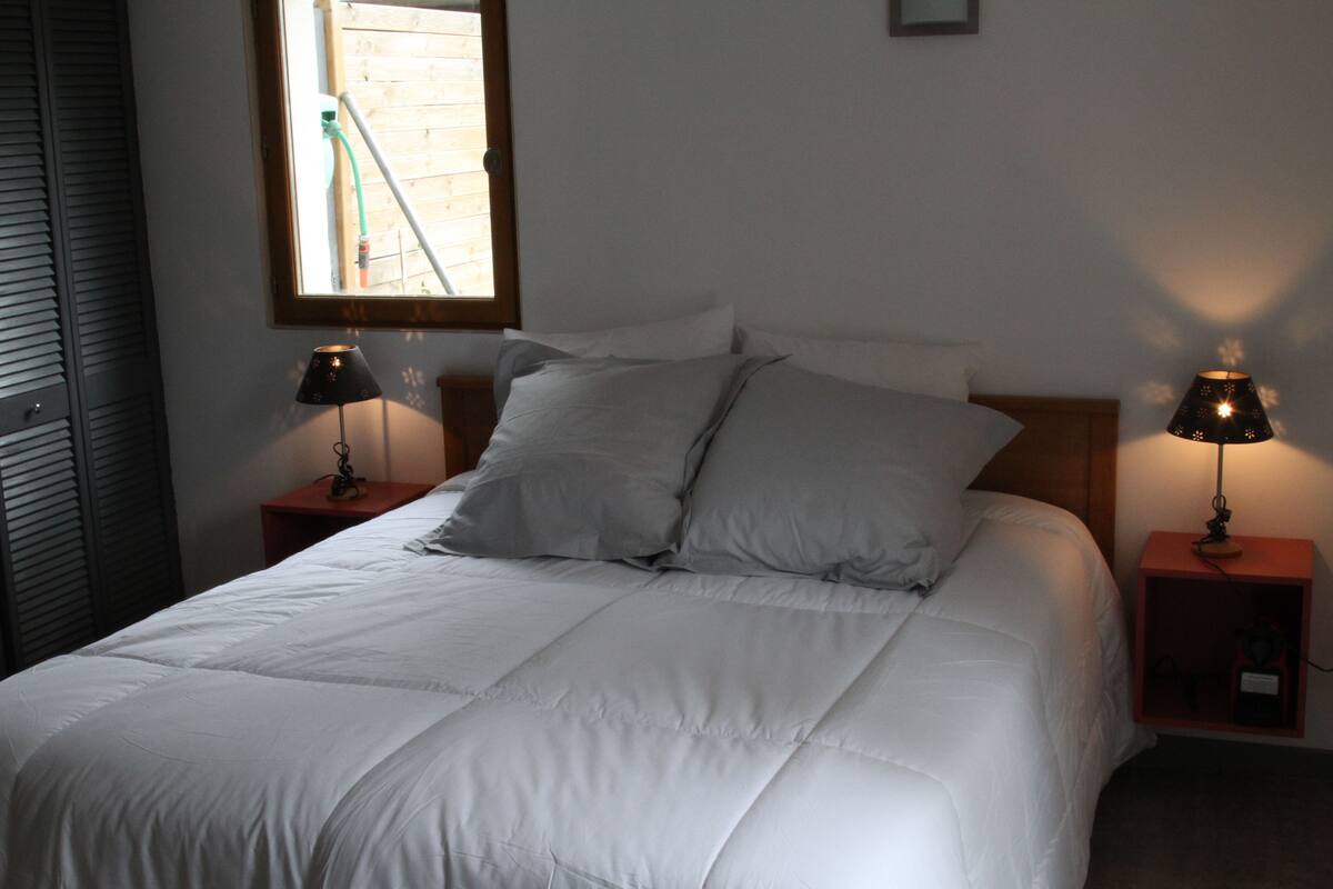 Comfort Room | 1 bedroom, in-room safe, soundproofing, free WiFi