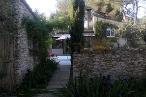 Property grounds - Inn4bears (Nîmes)