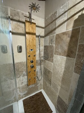 Comfort Bungalow (3) | Bathroom | Shower, free toiletries, hair dryer, towels