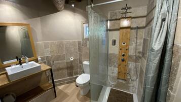 Comfort Bungalow (3) | Bathroom | Shower, free toiletries, hair dryer, towels
