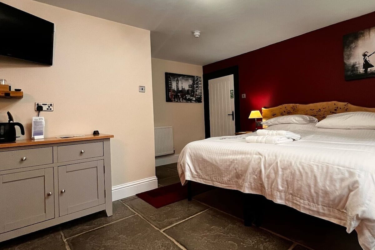 Chambre Double, salle de bains attenante, rez-de-chaussée (Red Room)