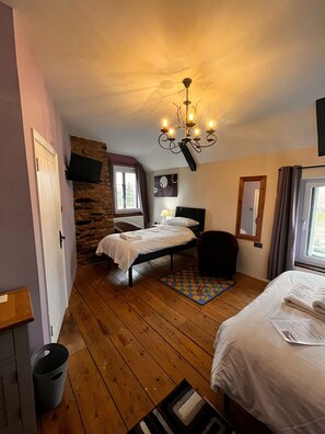 Familienzimmer, mit Bad (Purple Room) | Individuell dekoriert, laptopgeeigneter Arbeitsplatz