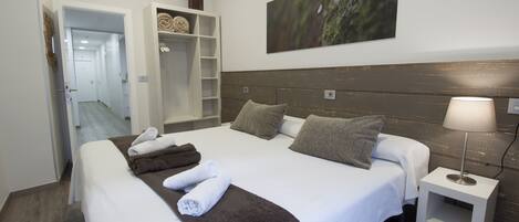 Chambre Double ou avec lits jumeaux, vue ville | Literie de qualité supérieure, matelas mémoire de forme