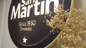Un senyal de paret amb la inscripció "San Martín" i "Des de 1950 Donostia", indicant el nom i any de fundació de l'hotel.