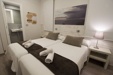 ๋๋ธ๋ฃธ ๋๋ ํธ์๋ฃธ | ๊ณ ๊ธ ์นจ๊ตฌ, ๋ฉ๋ชจ๋ฆฌํผ ์นจ๋, ๊ฐ๊ฐ ๋ค๋ฅธ ์คํ์ผ์ ์ธํ
๋ฆฌ์ด, ์๋ง ์ปคํผ