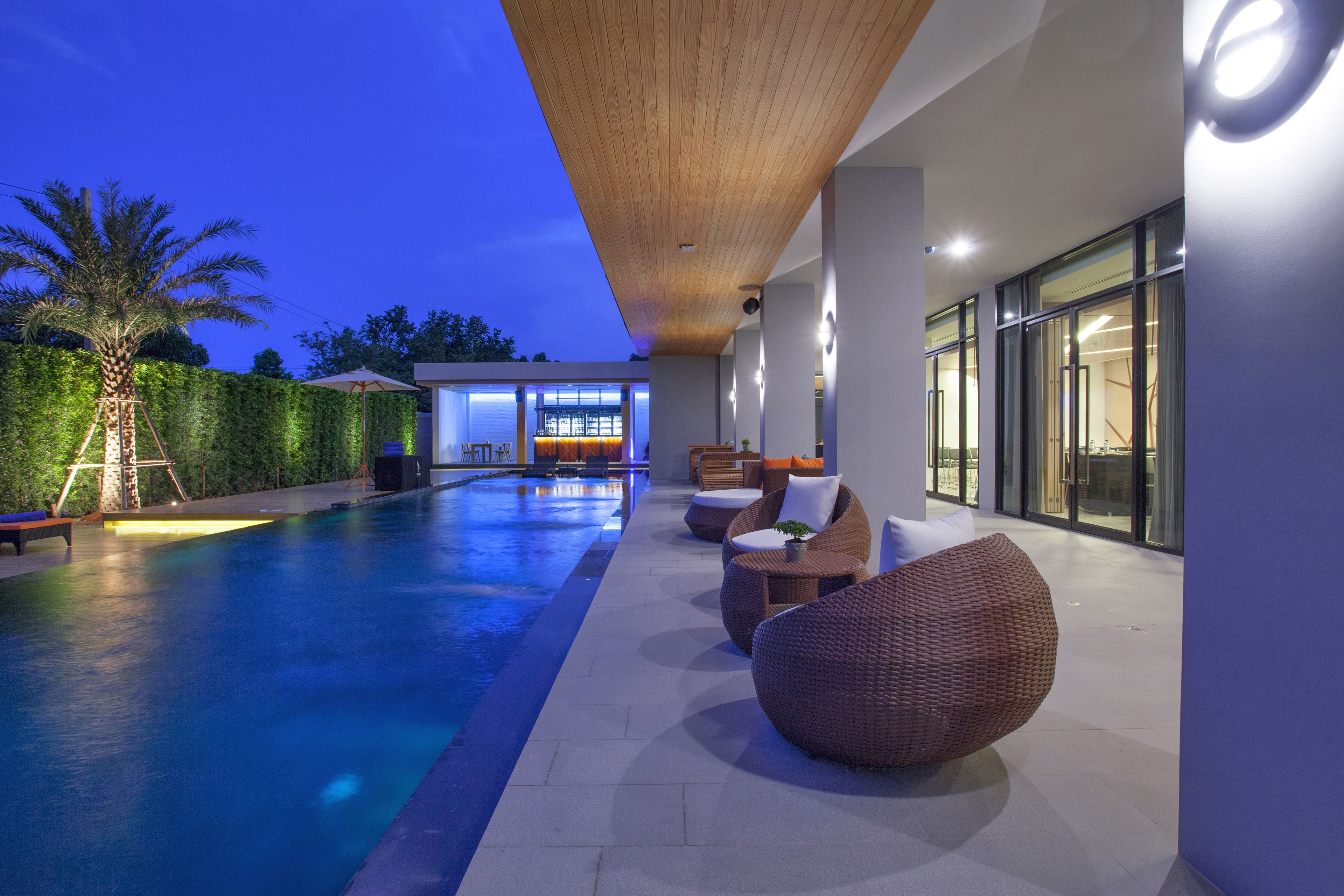 Utendørsbasseng, bassengparasoller og solsenger