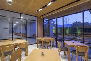 供应早餐和晚餐，国际美食