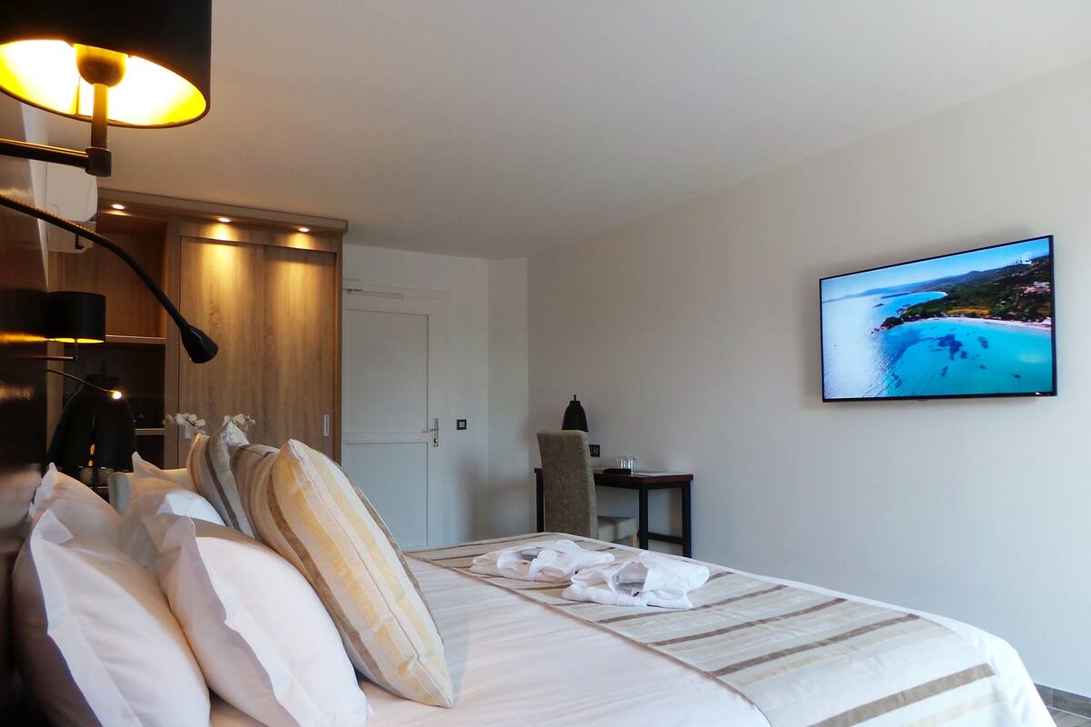 Premium bedding, minibar, in-room safe, desk