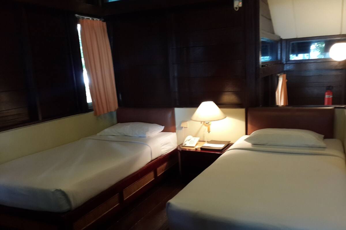 Standaard kamer (Floating- Free round trip boat transf) | Een minibar, een bureau