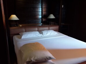 Exclusieve kamer (Floating- Free round trip boat transf) | Een minibar, een bureau