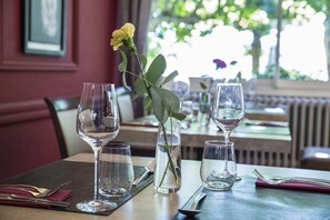 Déjeuner et dîner servis sur place, spécialités Cuisine française