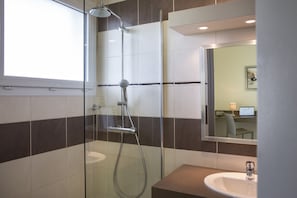 Kostenlose Toilettenartikel, Haartrockner, Handtücher, Seife