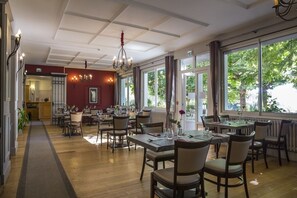 供應午餐及晚餐；法國菜