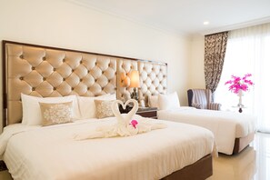 Superior trippelrum | Minibar, värdeförvaringsskåp på rummet och skrivbord