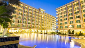 Un grand hôtel doté de nombreux balcons et d’une piscine.