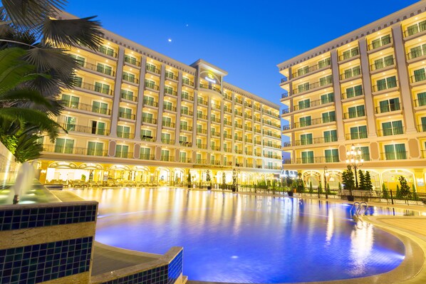 Un grand hôtel doté de nombreux balcons et d’une piscine.