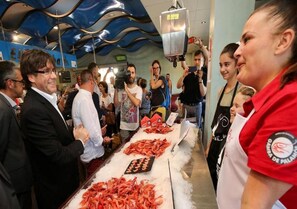Se sirven comidas, cenas y cocina española