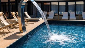 Piscina all'aperto, con ingresso dalle 09:00 alle 21:00, lettini