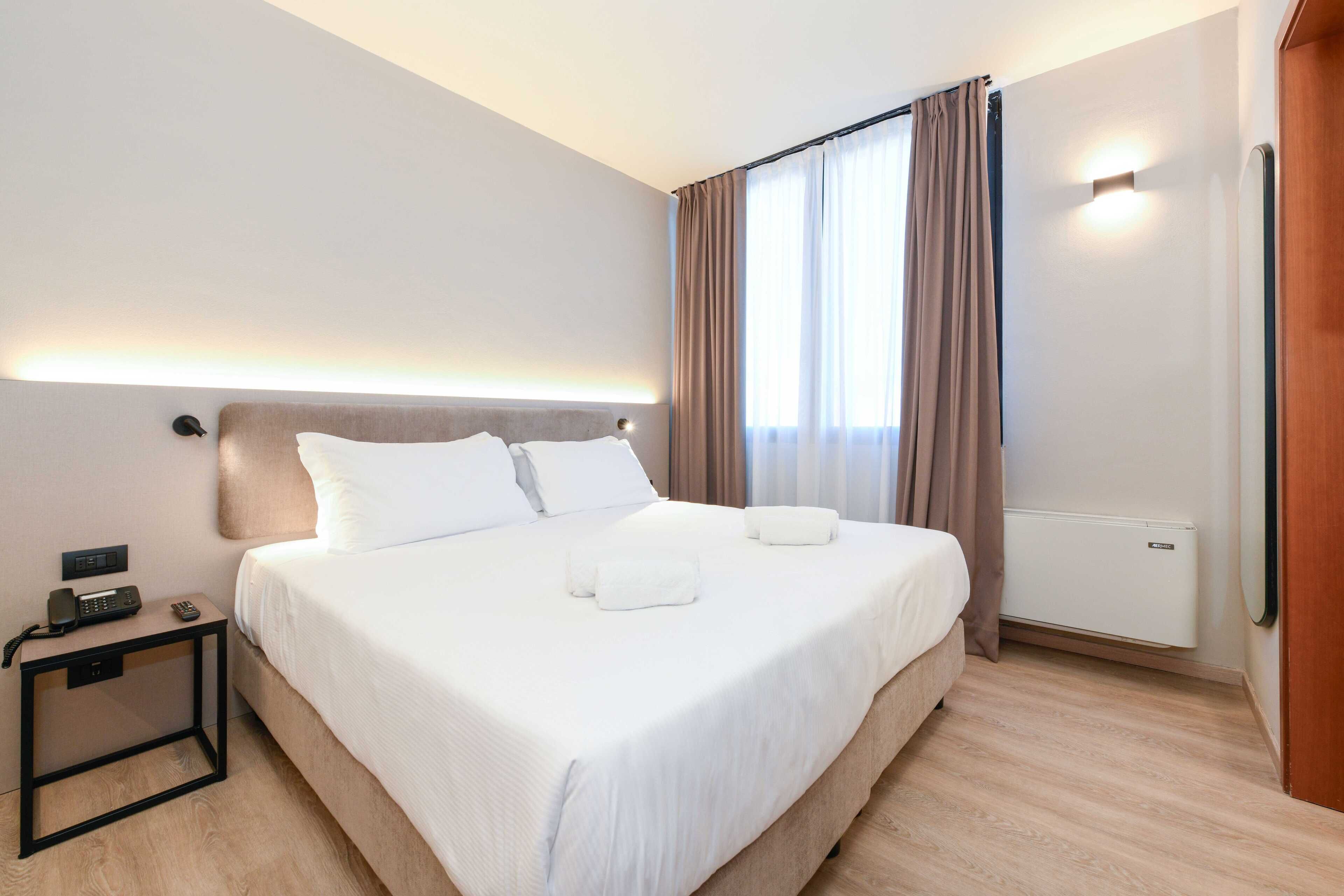 Habitación clásica, 1 cama de matrimonio, no fumadores (Converts to 2 Twin Beds) | Ropa de cama hipoalergénica, caja fuerte, escritorio