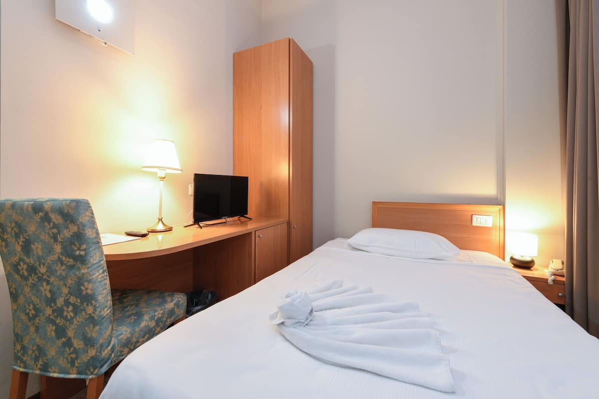 Doppia piccola con letto francese | Hypo-allergenic bedding, in-room safe, desk, laptop workspace