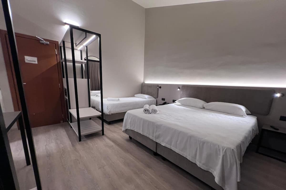 Family Executive Room | Hypo-allergenic bedding, in-room safe, desk, laptop workspace