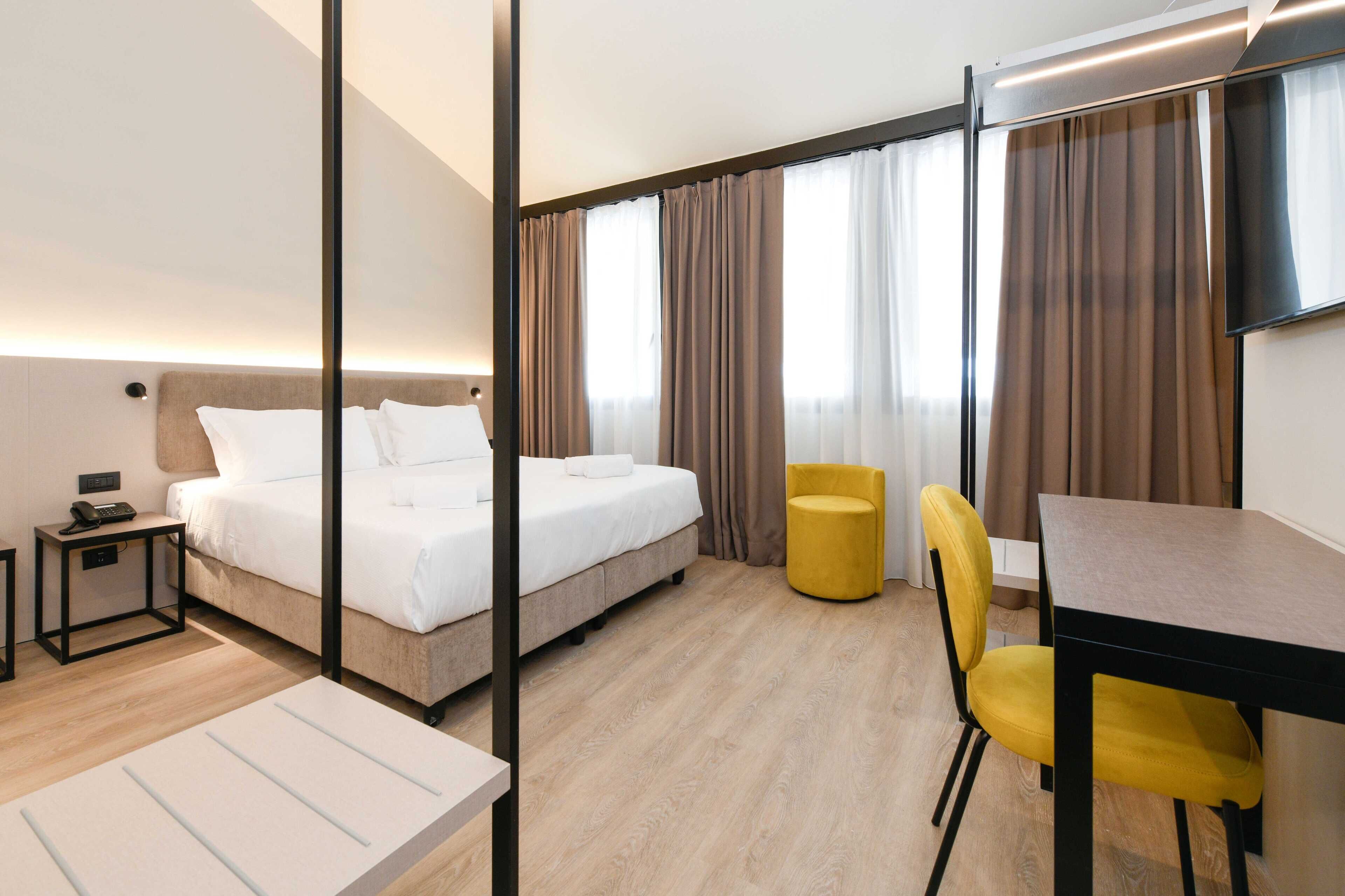 Family Executive Room | Hypo-allergenic bedding, in-room safe, desk, laptop workspace