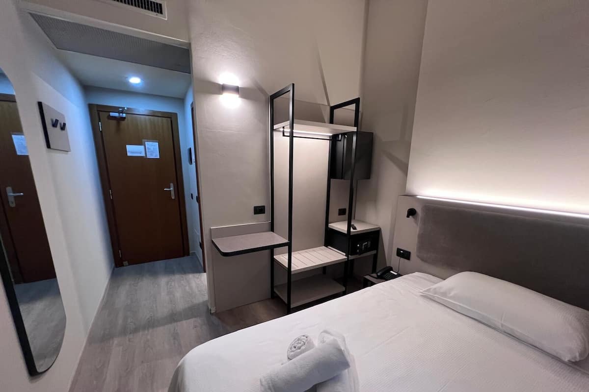 French Double Executive | Hypo-allergenic bedding, in-room safe, desk, laptop workspace