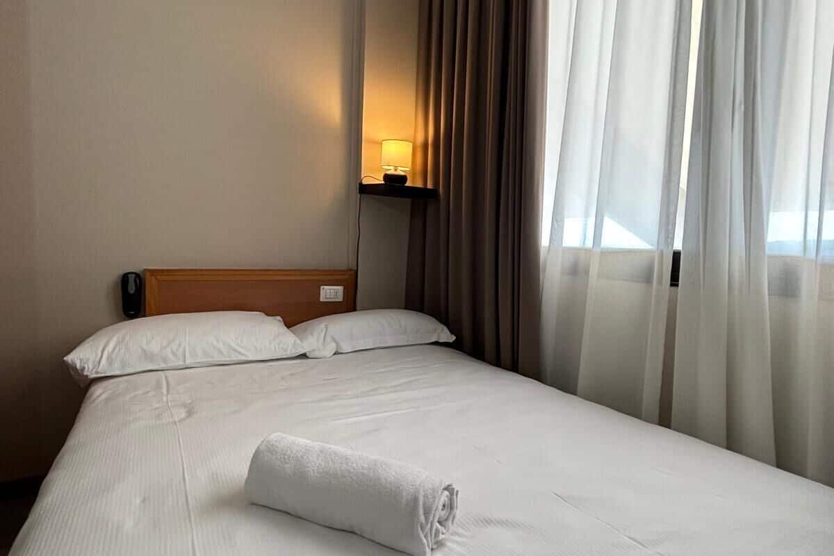 Doppia piccola con letto francese | Biancheria da letto ipoallergenica, una cassaforte in camera