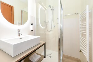 Habitación ejecutiva, varias camas, no fumadores | Baño | Ducha, artículos de higiene personal gratuitos, secador de pelo y bidé