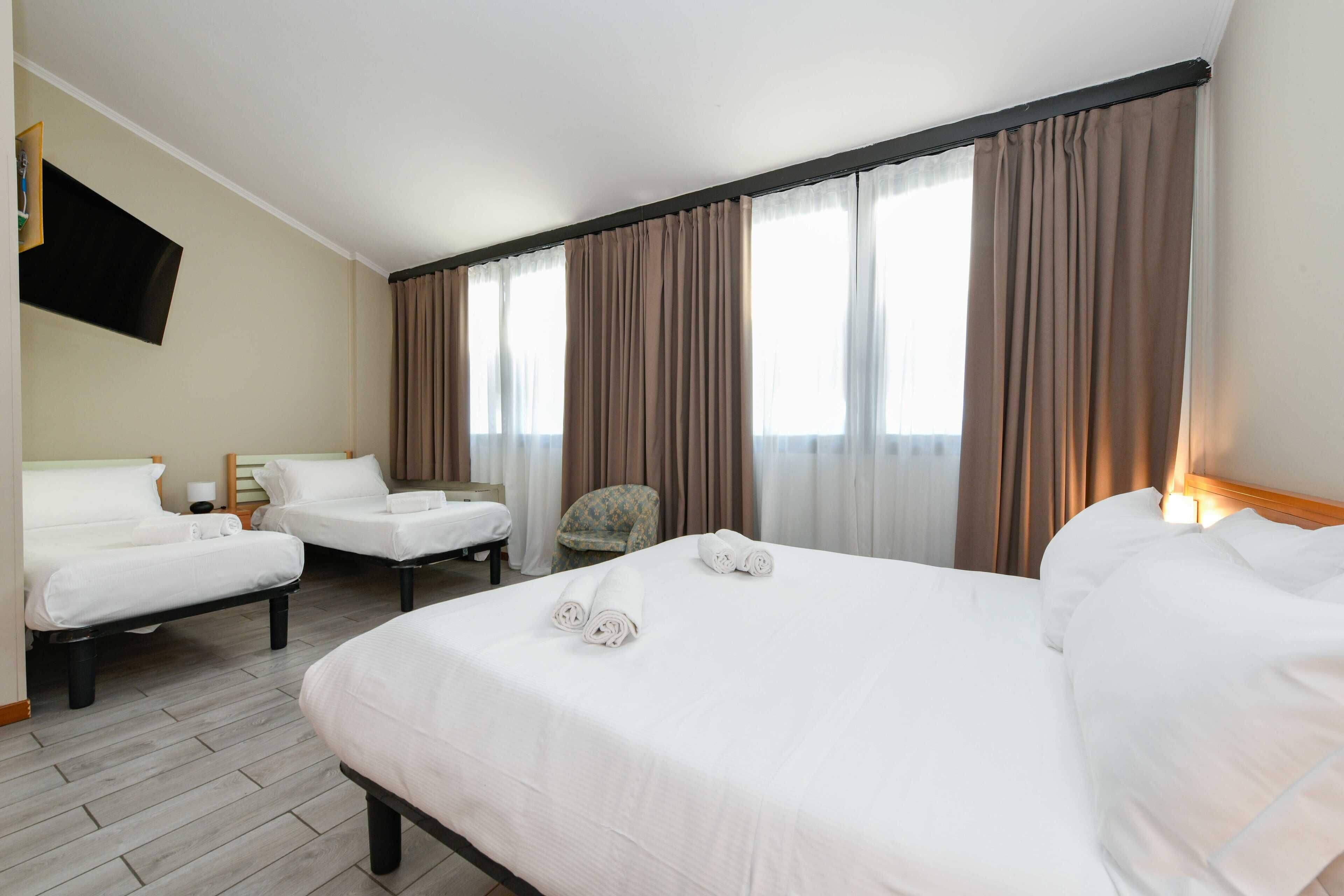 Habitación cuádruple estándar | Ropa de cama hipoalergénica y caja de seguridad en la habitación 