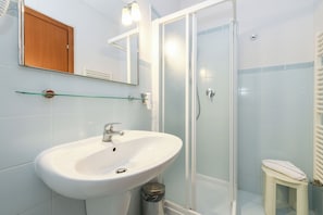 Shower, free toiletries, hair dryer, bidet
